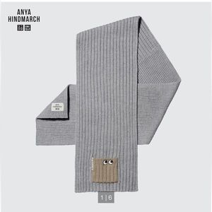 UNIQLO x ANYA
HINDMARCH Heattech Knitted Scarf